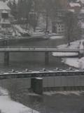 09 : 04